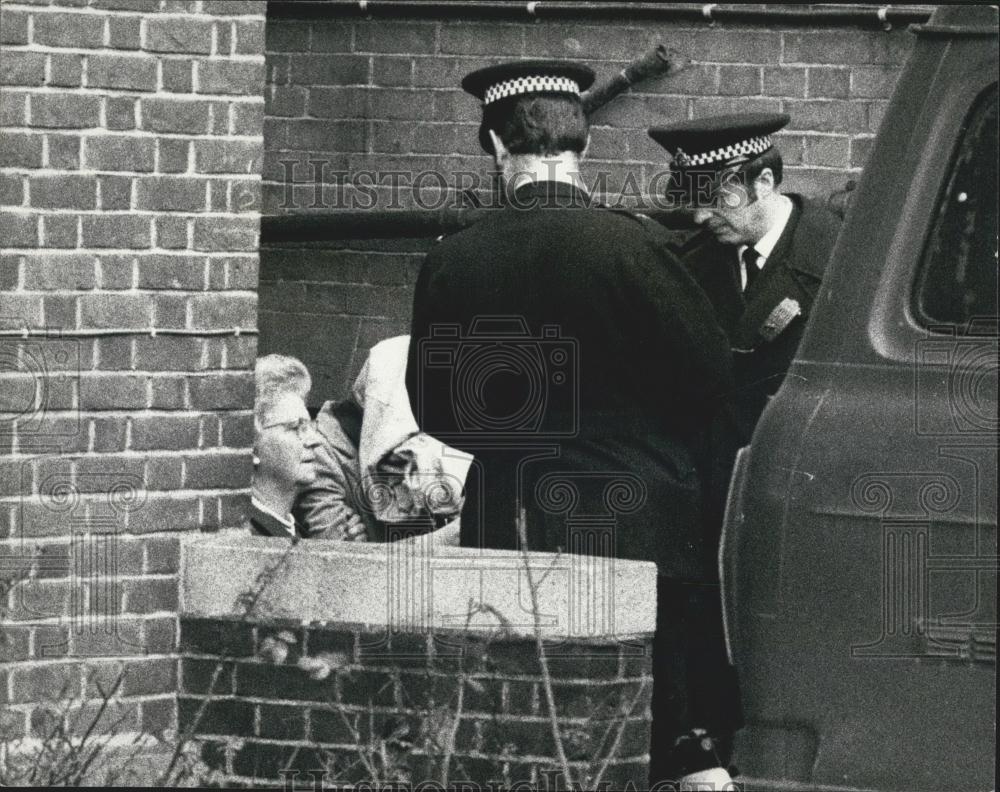 1974 Press Photo Armed Police Drawn Around Uxbridge Court Guns Conspiracy Trial - Historic Images