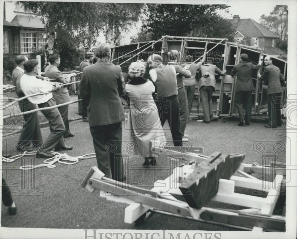 1960 Press Photo Yachtsman Building Own Boat Group Helping Turn It Over - Historic Images