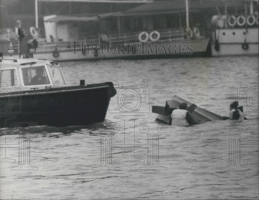 1966 Press Photo Iver Cole and Julie Smith as hydrofoil sinks on the Thames - Historic Images