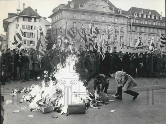 Press Photo People demonstrated in front of the Government House in Berne - Historic Images