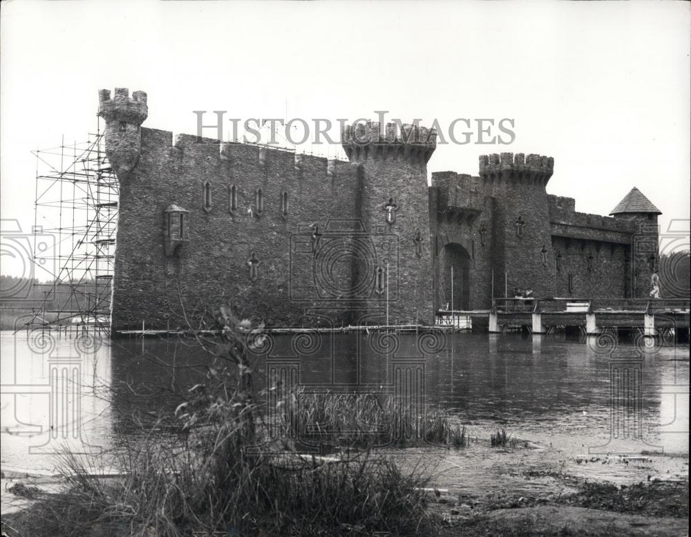 Press Photo New Castle Built On Famous British Beauty Spot - Historic Images