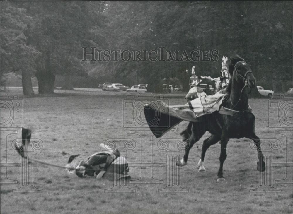 1966 Press Photo A Mediaeval Joustng Tournament , Battle Of Hastings Celebration - Historic Images