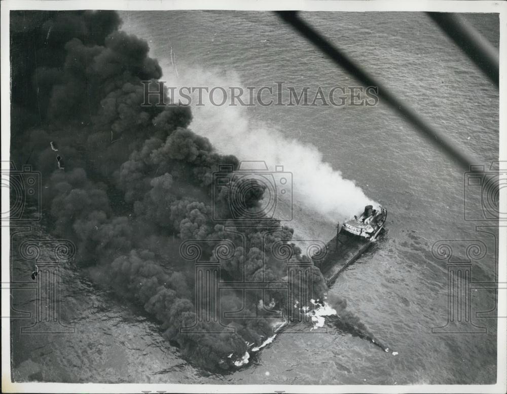 1955 Press Photo Swedish Tanker On Fire In The Channel Aerial After Collision - Historic Images