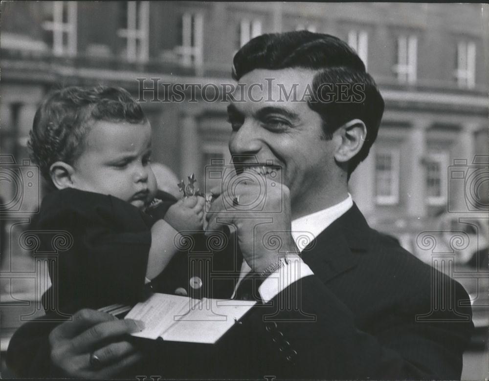 1965 Press Photo Andrew Vaughan, Son Of Singer, Frankie Vaughan, Clutches O.B.E. - Historic Images