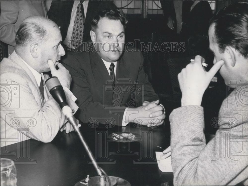 1953 Press Photo Former Soviet Commander Roshdnin Speaks West Berlin Journalists - Historic Images