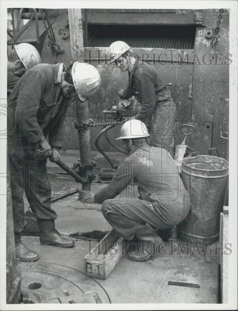 Press Photo Offshore Drilling Crew Working North Sea United Kingdom - Historic Images