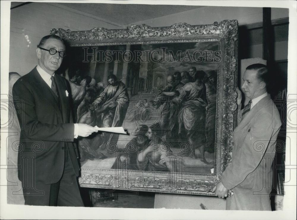 1958 Press Photo Mr. Jeoffrey Agrew Looks at the E1 Greco After Purchasing It - Historic Images