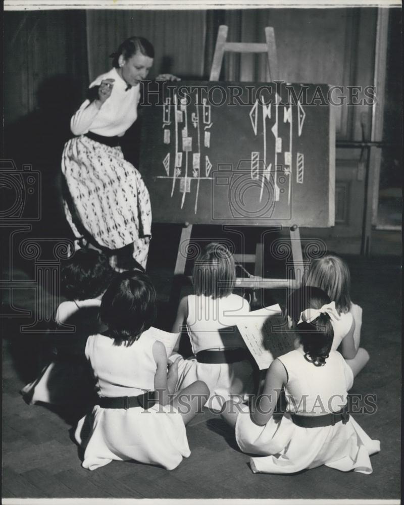 Press Photo Ann Hutchinson taking a class of keen 7-year-olds London - Historic Images