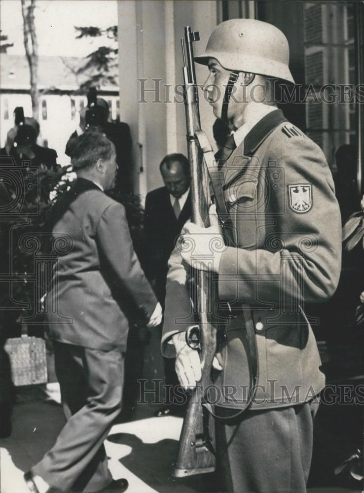 1955 Press Photo French Foreign Minister Pinay arrives in Germany - Historic Images