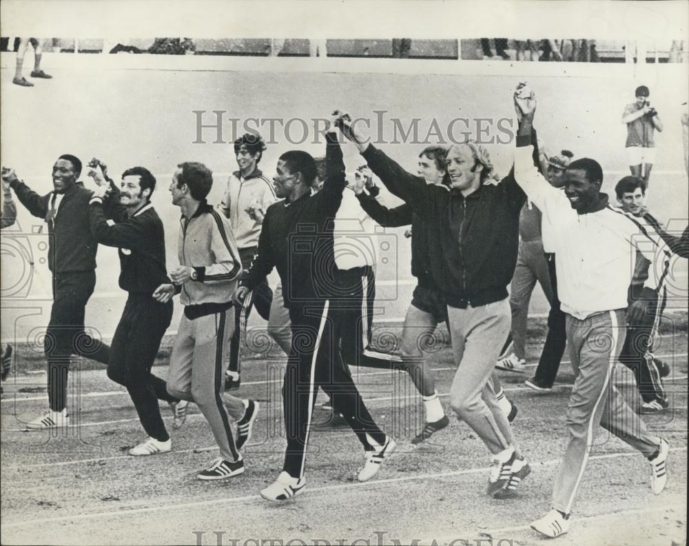 1971 Press Photo black and white athletes doing a lap of honour hand in hand - Historic Images