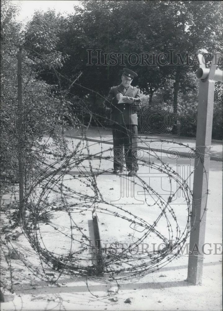 Press Photo Soviet memorial of Berlin West British sector - Historic Images