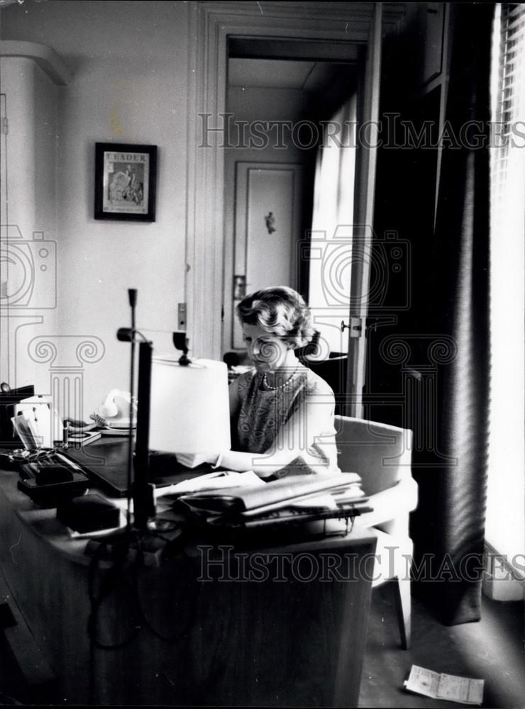 Press Photo Madame Bluebell, Margaret Kelly at her desk - Historic Images