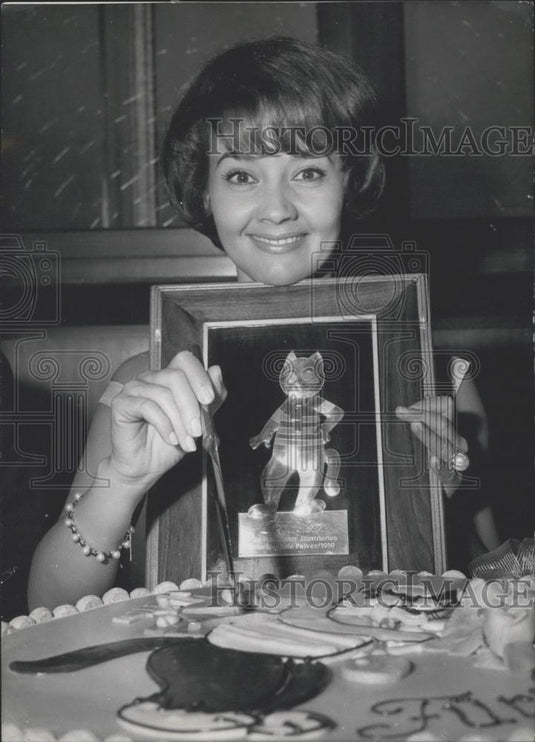 1960 Press Photo Film actress Liselotte Pulver with the Oskar"." - Historic Images