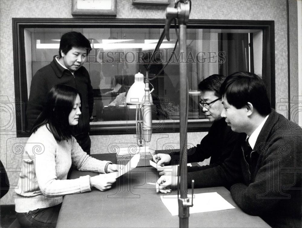 1977 Press Photo Miss Na, Pio Tou &amp; Father Chang Reading News With Peter Chiling - Historic Images