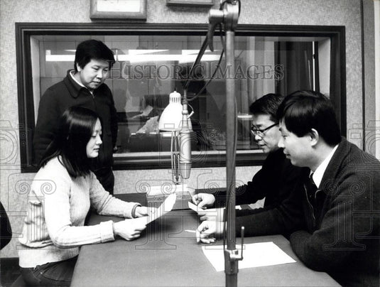 1977 Press Photo Miss Na, Pio Tou & Father Chang Reading News With Peter Chiling - Historic Images