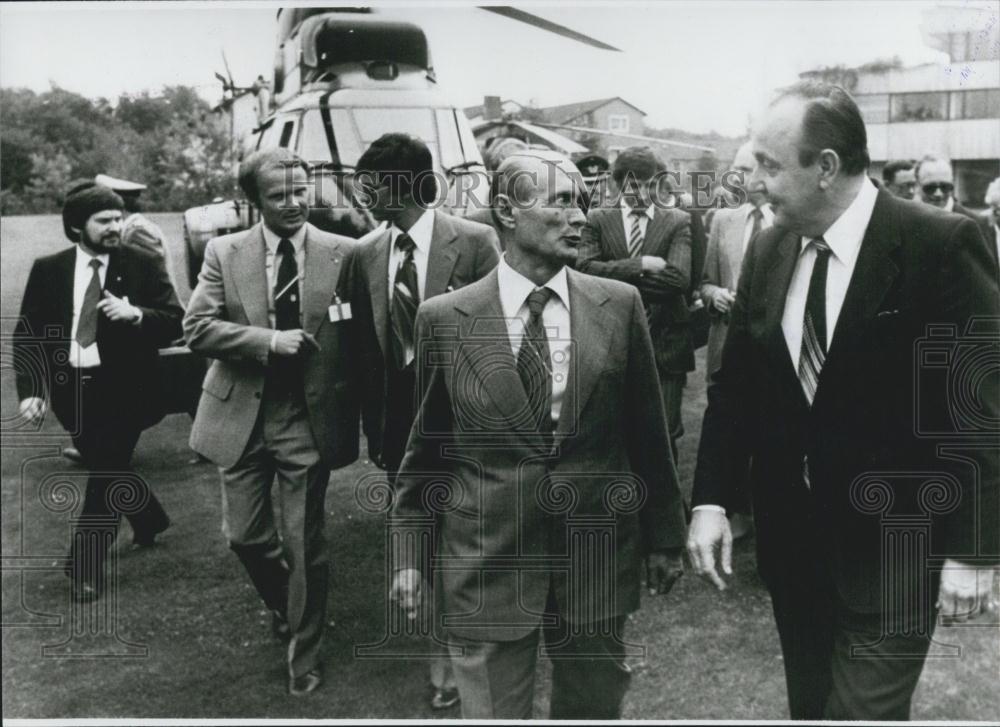 1979 Press Photo Israeli Foreign Minister Moshe Dayan In Germany - Historic Images