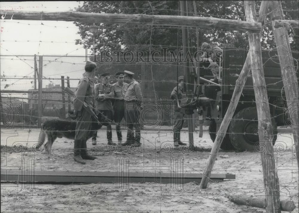 1966 Press Photo Modern Wall on the Reichstag Germany Soldiers With Dogs - Historic Images