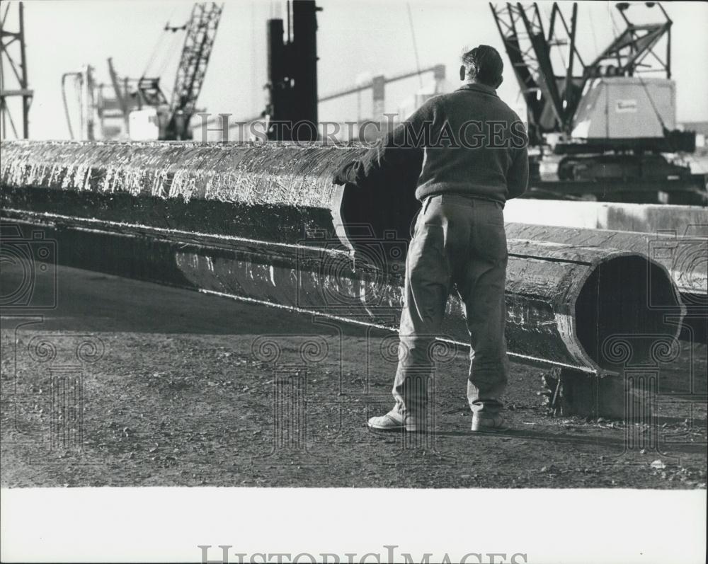 1976 Press Photo Newcastle, Australia State Dockyard Worker - Historic Images