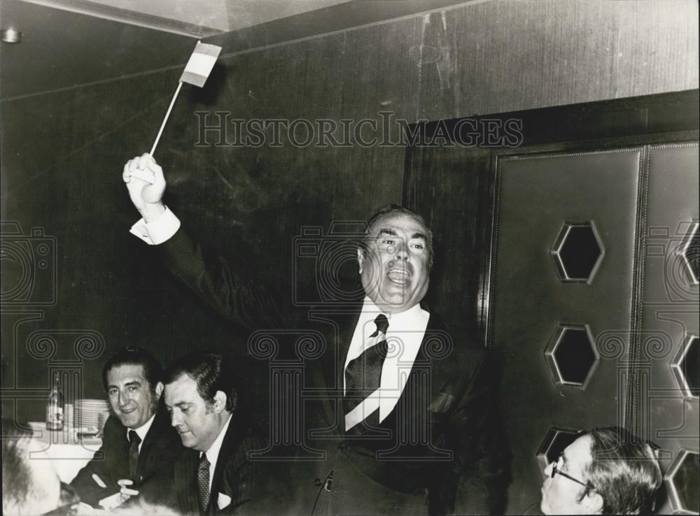 1975 Press Photo ''Live the King'' says one of his followers. - Historic Images