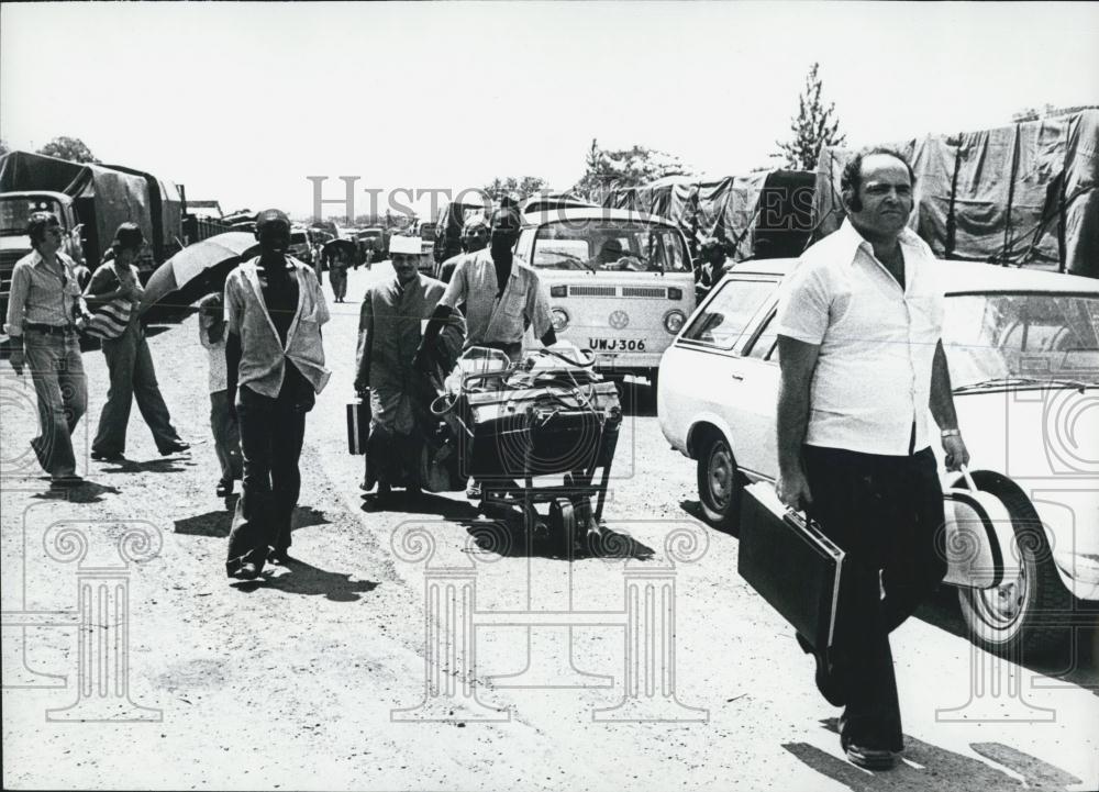 1979 Press Photo Refugees from wartorn Kampala flee across the border into Kenya - Historic Images