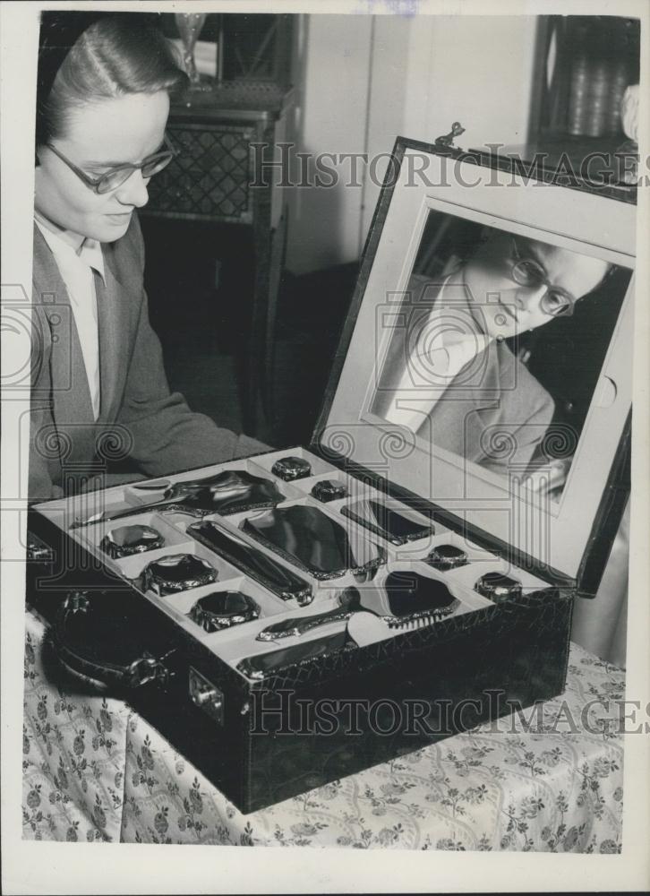 1953 Press Photo Coronation Year Gold Plate With Dressing Case At Messers - Historic Images