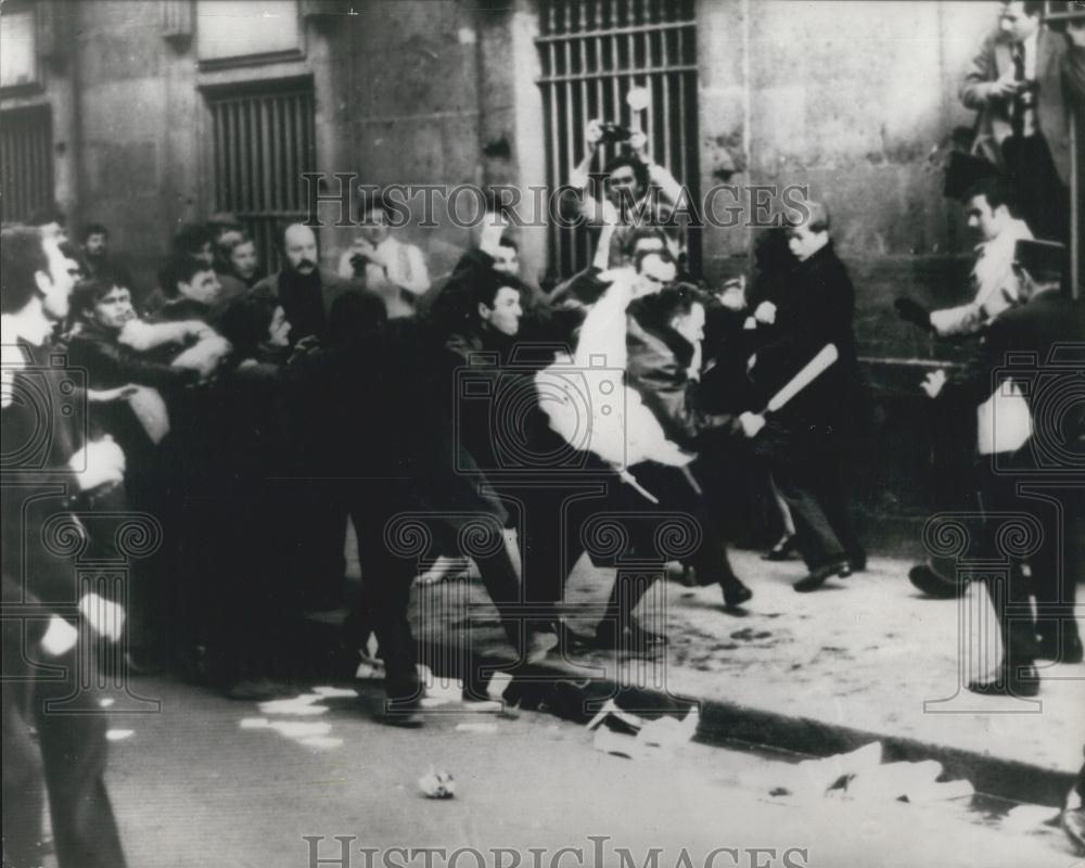 1967 Press Photo Demonstrations against H Humphrey in Paris - Historic Images