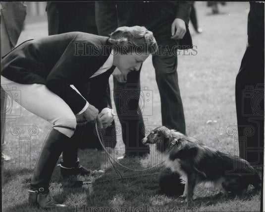 1959 Press Photo The Duchess Of Norfolk Retrieves & Her Pet Dog - Historic Images