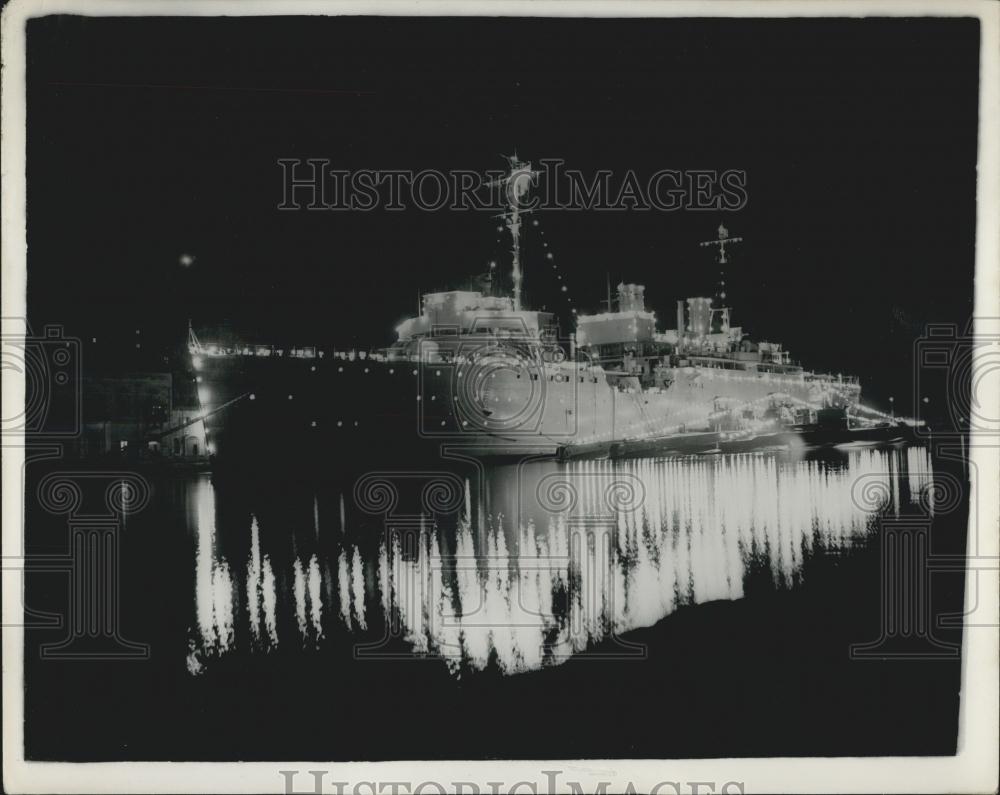 Press Photo Ships of the Mediterranean Fleet greet the Royal Yacht - Historic Images