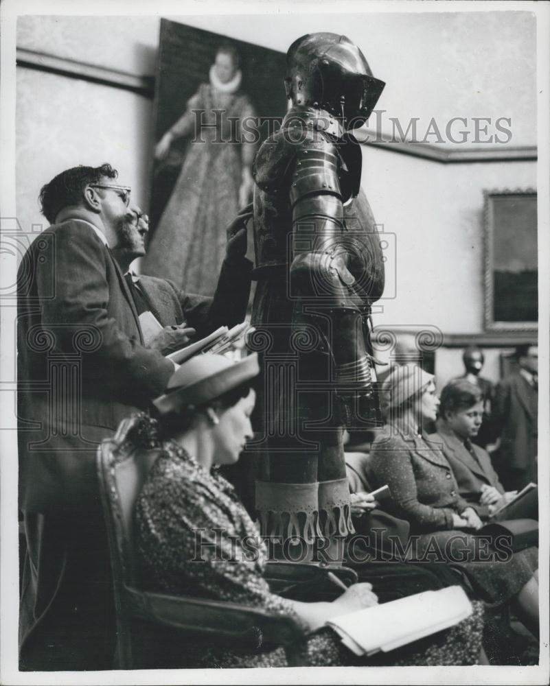 Press Photo Sale of Arms and Armour at Christies - Historic Images