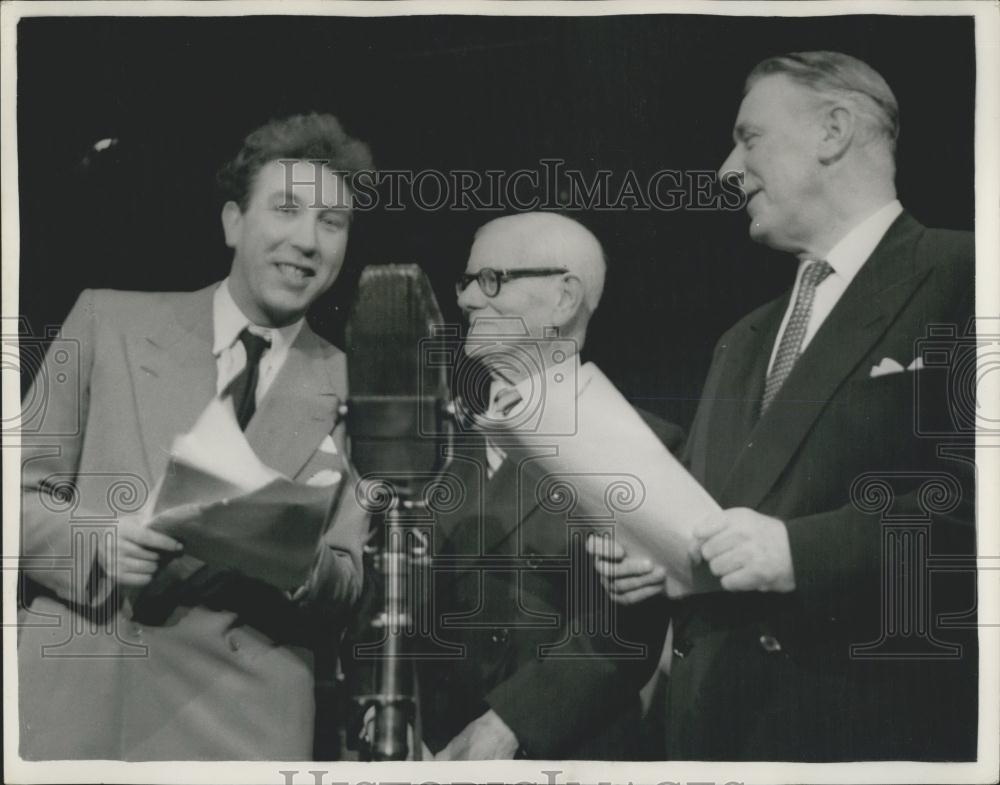 1954 Press Photo Frankie Howard, Fred Russell and Val Parnell - Historic Images