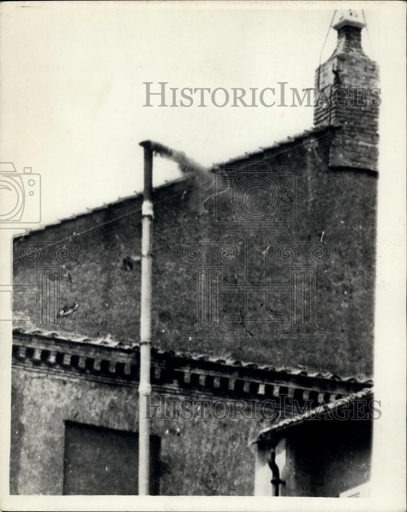 1963 Press Photo Vatican chimney: black smoke means no new pope voted yet - Historic Images