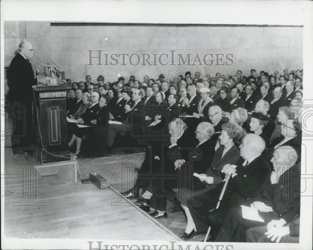 1959 Press Photo Mr. Noel Baker receives Nobel Prize Award: - Historic Images