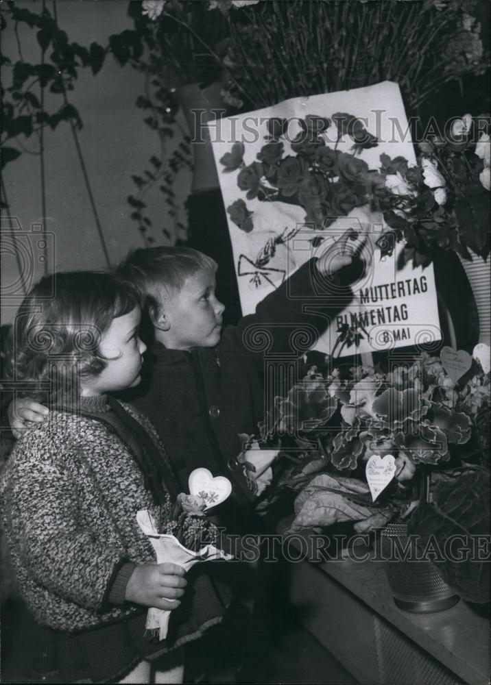 Press Photo Children, Flowers - Historic Images