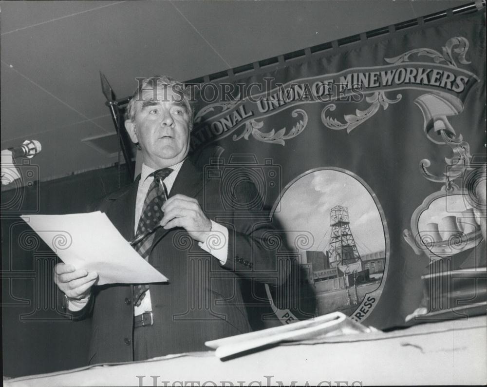 1974 Press Photo Moderate miners reject militant plan for specific wage targets - Historic Images