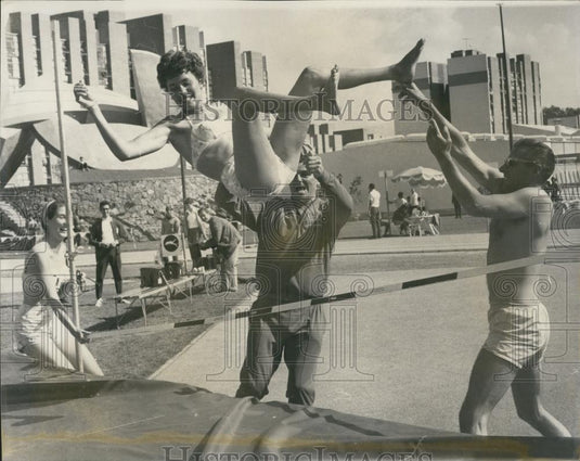 1968 Press Photo Harvey Smith Frank Chapo & Kathy Kunser having fun - Historic Images