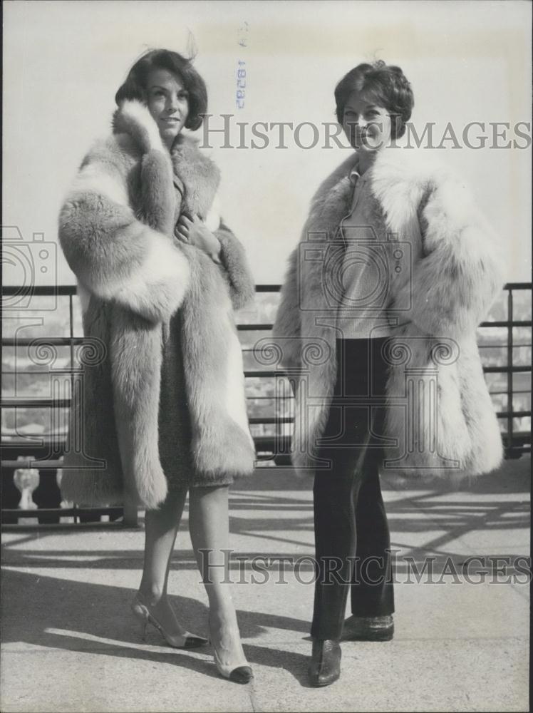 1964 Press Photo Fashion Show On Eiffel Tower - Historic Images