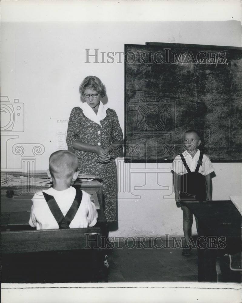 Press Photo Russians Run A Small Elementary School - Historic Images