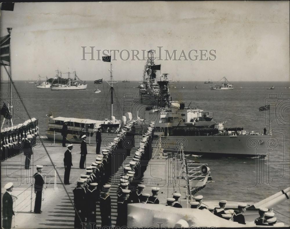 1953 Press Photo H.M. the Queen today reviewed ships of Commonwealth - Historic Images