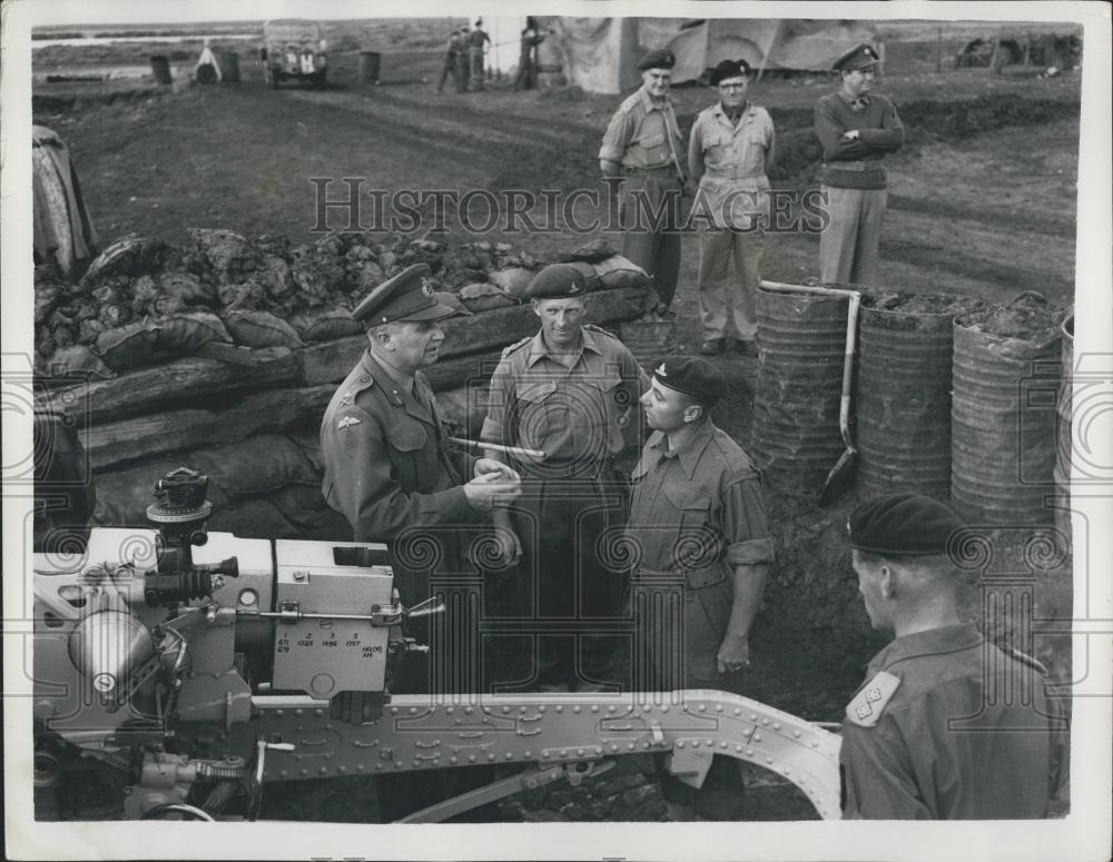 1956 Press Photo General Sir Hugh Stockwell at Royal Artillery - Historic Images