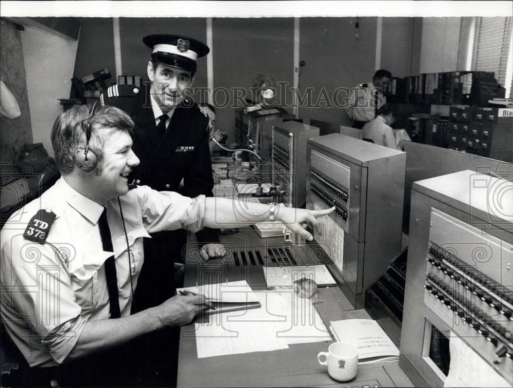 Press Photo Tom Cook in the Control Room at New Scotland Yard - Historic Images