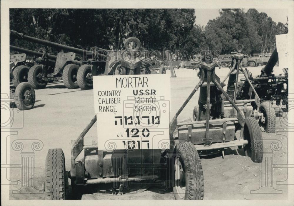 Press Photo Israel Showing Captured Russian and Chinese Weapons - Historic Images