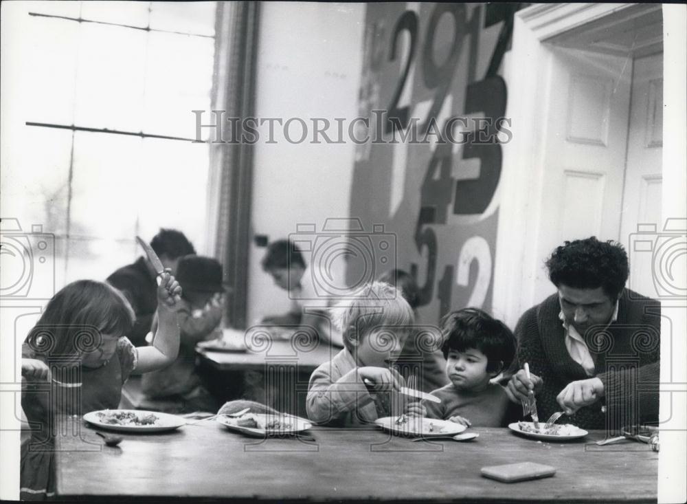 Press Photo Young children at meal time - Historic Images