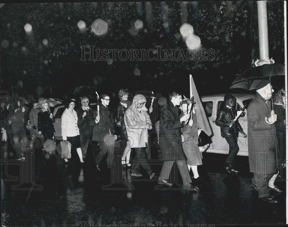 Press Photo Anti Vietnam Protest in London By Campaign For Nuclear Disarmament - Historic Images