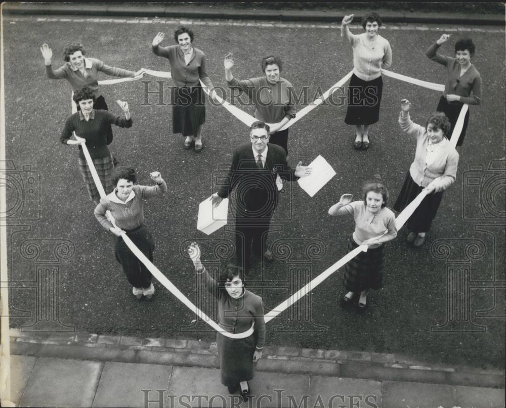 1960 Press Photo Brides-to-Be Throw Heart around Their &quot;Cupid&quot; Mr. William Wicks - Historic Images