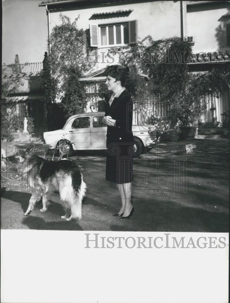 Press Photo Actress Gina Lollobrigida and a dog - Historic Images