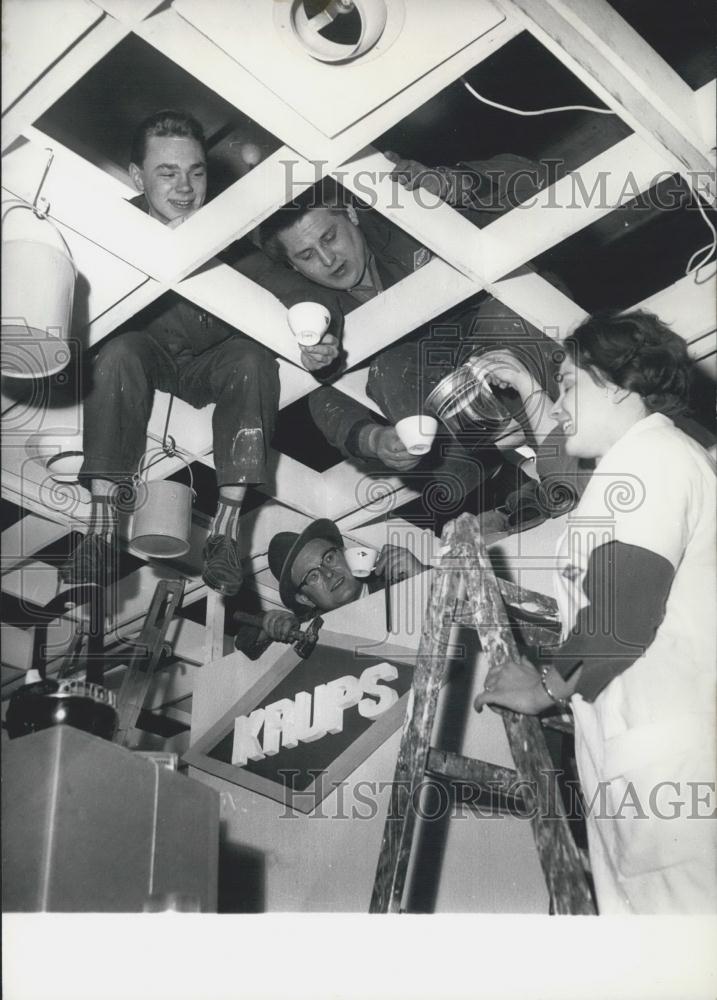 1961 Press Photo International Fair Household Iron Goods Preparations Cologne - Historic Images