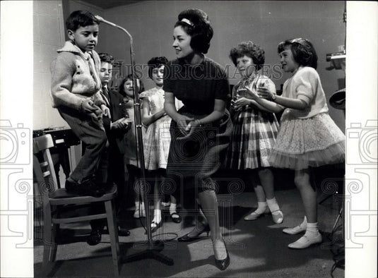 Press Photo The Young Ones - Mrs. Burnam shows how it's done - Historic Images