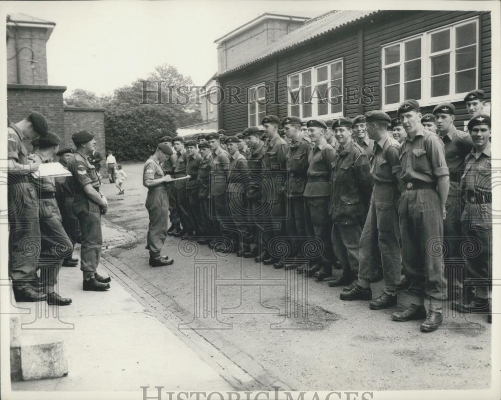 1958 Press Photo Parachute Troops for Cyprus - Historic Images