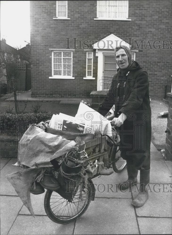 Press Photo Alan Barker sets off on his 20 mile newspaper round - Historic Images