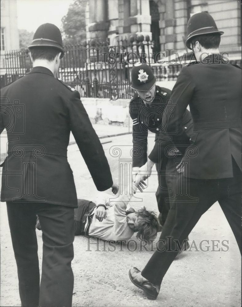 1969 Press Photo Police Struggle With Squatter Removed Piccadilly Mansion - Historic Images